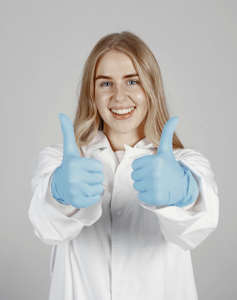 Glückliche vermittelte Fachkraft aus der Gesundheitsbranche